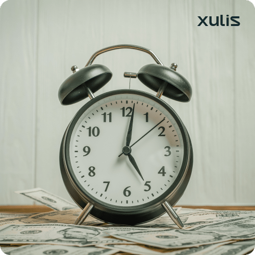 Banner explicando como a IA Xuxu da Xulis ajuda a economizar tempo e dinheiro, com um relógio sobre notas de dólar ao lado.