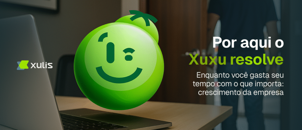 Mascote Xuxu da Xulis flutuando sobre um notebook com a frase "Por aqui o Xuxu resolve", simbolizando a automação financeira para postos de combustível.